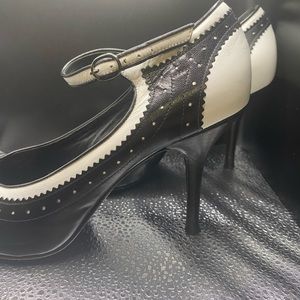 Retro girls! Peep toe classic Via Spiga black and white size 9.5